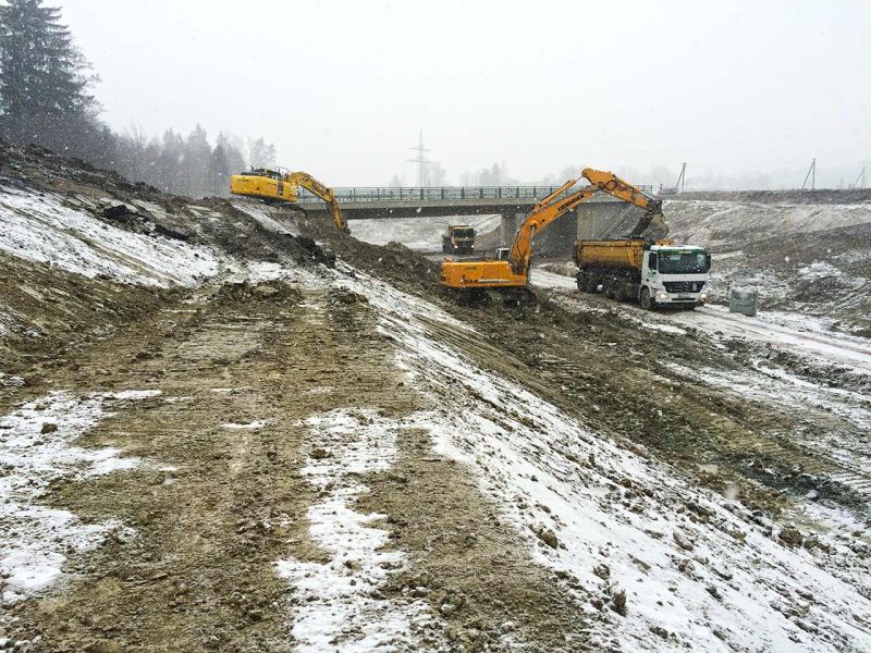 Mobile Baustrasse als Zufahrtslösung für LKW und Bagger im Straßenbau und Verkehrswegebau