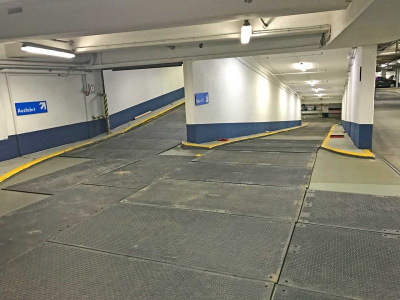 s:tek Bodenschutzplatten zum Schutz des Fahrbahnbelag einer Tiefgarage in Frankfurt für einen Maschinenumzug