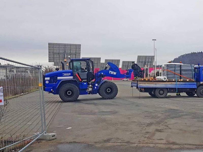 Anlieferung und abladen der Securatek Bodenmatten durch das THW OV Marburg zur späteren Verlegung der Matten im Eingangsbereich des COVID Impfzentrum