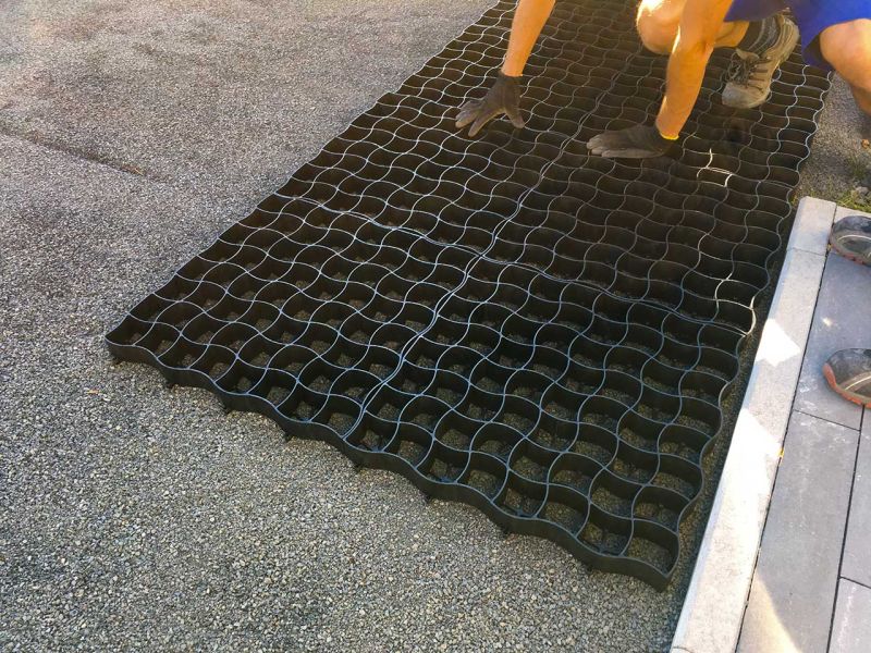 Begrünte Hofeinfahrt & Wohnwagen Stellplatz mit dem Bodengitter BG50 stabilisieren