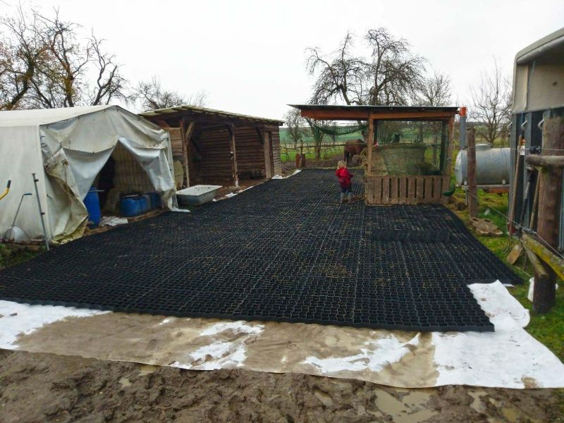 Matsch & Schlamm Ade. Das Paddock versinkt im Matsch, Pferde stehen im Schlamm. Das muss nicht sein, Bodengitter und Trennvlies von Securatek lösen das Problem!