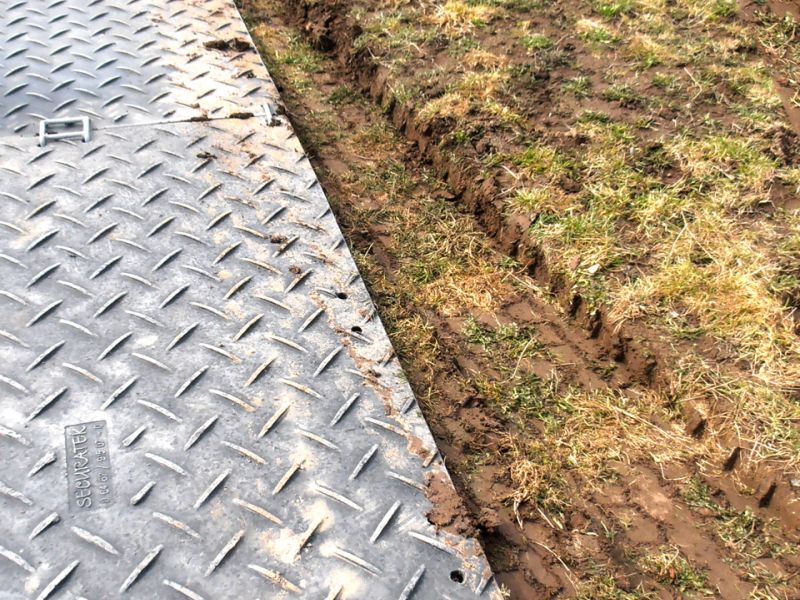 40t Mobilkran sicher auf temporärer Baustraße und Stellfläche aus Bodenschutzplatten für Hubarbeiten.