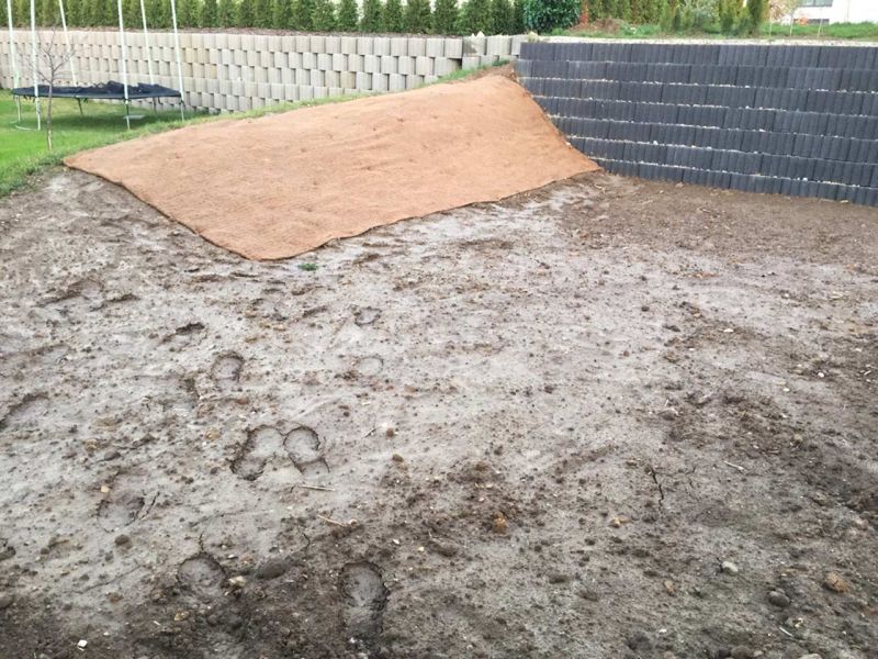 Leichtes Gefälle stabilisieren und vor Erosion schützen mit der Böschungsmatte Kokos BMK350