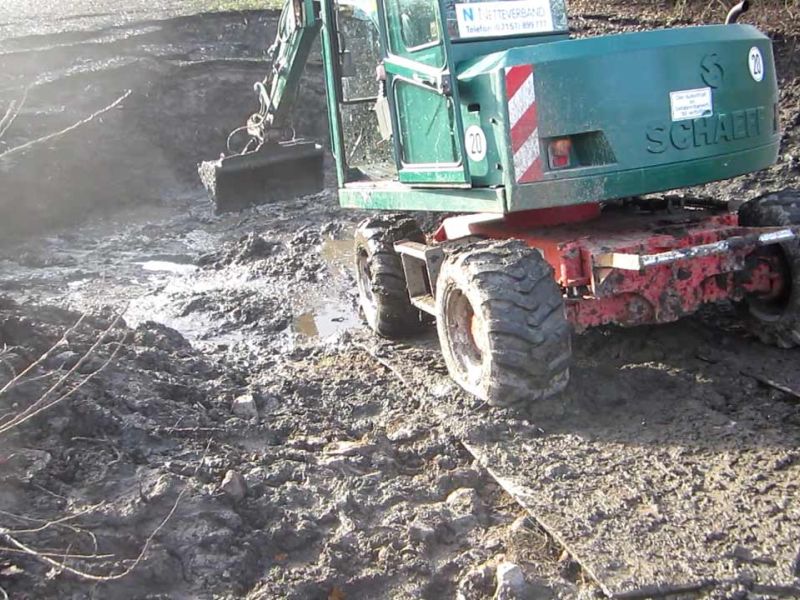 Fahrplatten als Hilfe zur Teichentschlammung