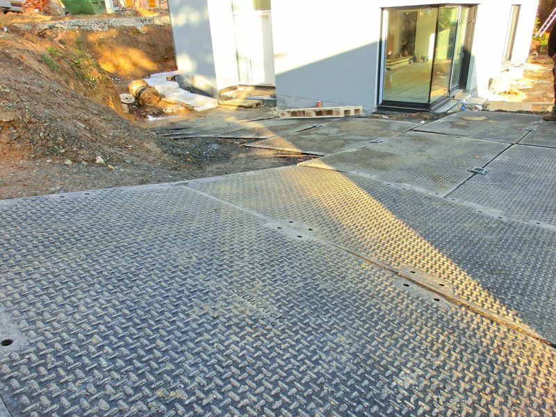 Großaufnahme der rutschfesten Bodenschutzplatten direkt vor dem Rohbau beim Bau eines Einfamilienhaus.