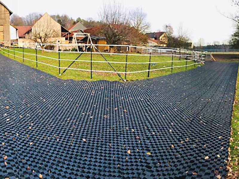 Anlegen eines stabilisierten und sicheren Weges für Pferde mit der Paddockplatte PP60