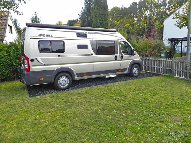 Rasengitter RG24 als Rasenschutz für einen Wohnmobil und Wohnwagenstellplatz