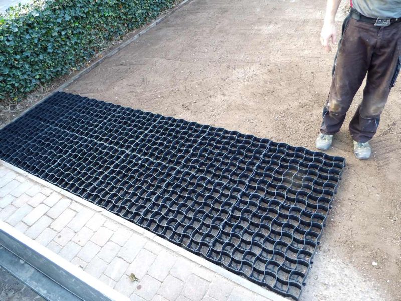 Bodenbefestigung einer begrünten Carport-Zufahrt mit dem Bodengitter BG50