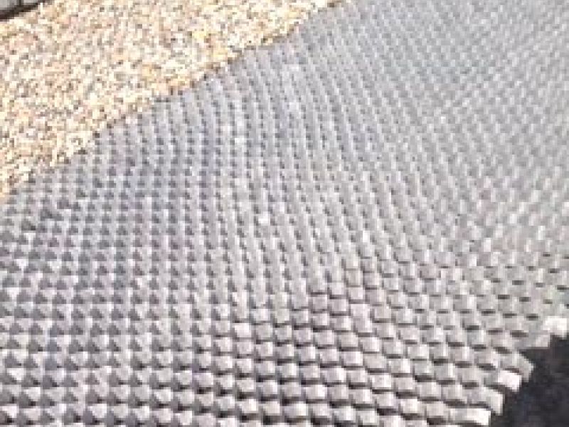 Verlegen der Kieswaben KW50 für eine neu angelegte Kies-Terrasse im Garten