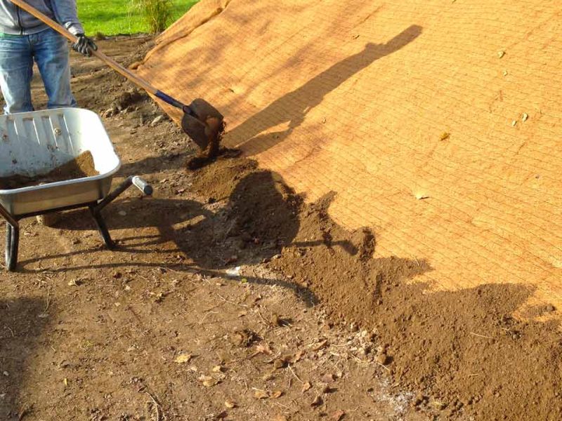 Verlegung der Mulchmatte Kokos MMK600 aus Kokos zur Hangbefestigung