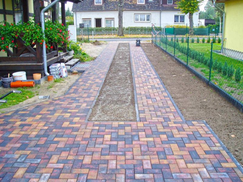 Rasenstabilisierung eines Grünstreifen im Bereich der Hofeinfahrt