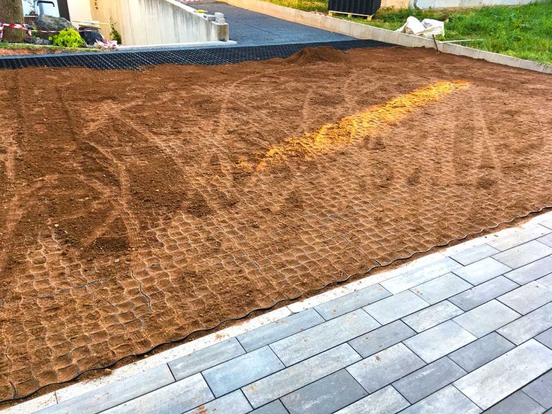 Begrünte Hofeinfahrt & Wohnwagen Stellplatz mit dem Bodengitter BG50 stabilisieren