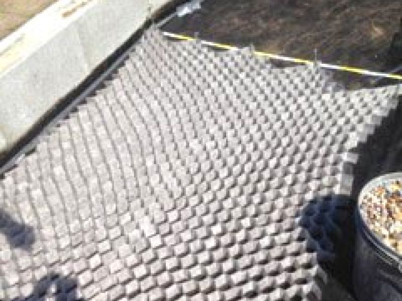 Verlegen der Kieswaben KW50 für eine neu angelegte Kies-Terrasse im Garten