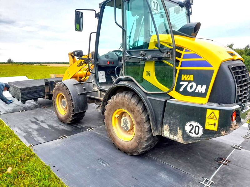 3-spurige Baustrasse für ökologische Ausgleichmaßnahmen der Bachverrohrung entlang der Autobahn A72