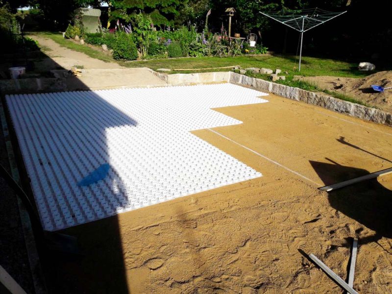 Sie möchten eine Kiesfläche als Stellplatz für ihren PKW anlegen ohne das Spurrillen durch die Befahrung entstehen? Wir empfehlen das Premium Kiesgitter KG30!