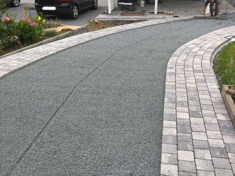 Schöne & befahrbare Kies-Einfahrt anstelle von Pflastersteinen mit den Kieswaben KW30 einfach, schnell und kostengünstig selbst anlegen.