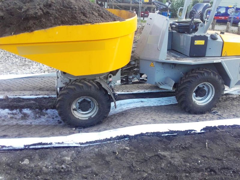Mobile Fahrstrasse und Fahrplatten als temporäre Zufahrtslösung für den Neubau eines Supermarkt in Berlin