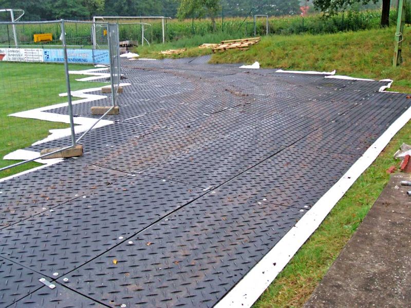 Mobile Baustraße zum Schutz des Rasen auf einem Sportplatz