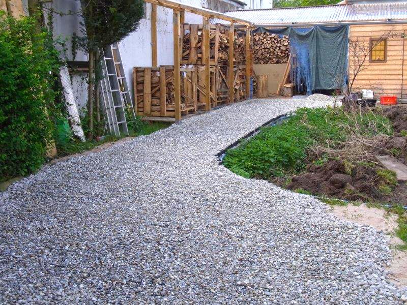 Befestigung eines Gartenweg ohne Unterbau mit Bodengitter BG50