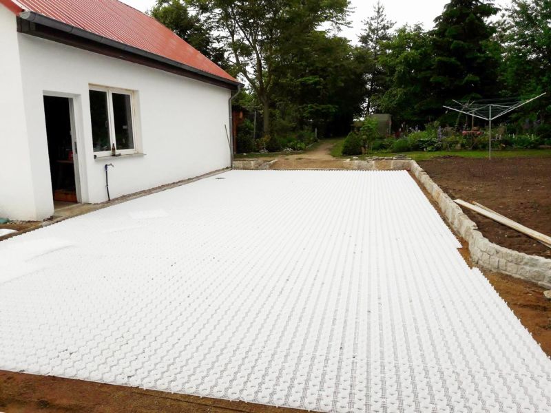 Sie möchten eine Kiesfläche als Stellplatz für ihren PKW anlegen ohne das Spurrillen durch die Befahrung entstehen? Wir empfehlen das Premium Kiesgitter KG30!