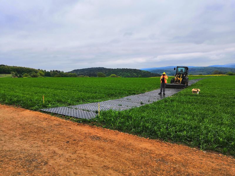 Verlegung eines mobilen Gehwegs mit der stek48 Hochleistungs-Bodenschutzplatten für Hessentag 2019 in Bad Hersfeld