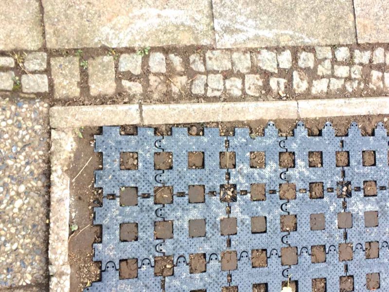 Umwandlung einer Pflanzfläche zu einem PKW Stellplatz aus Rasengittersteinen