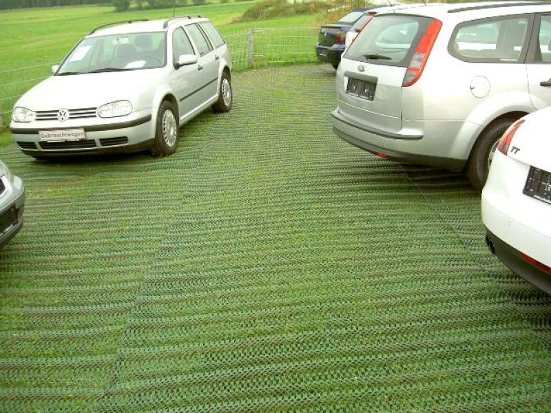 Rasennetz RN zur Rasenverstärkung der Ausstellungsfläche eines Autohauses