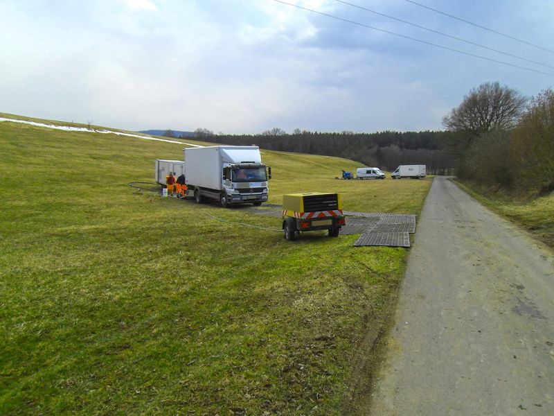 s:tek 48 Hochleistungs-Bodenschutzplatte als Mobile Baustraße beim Rohrleitungsbau bei Creußen in Bayern