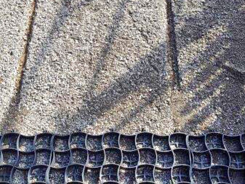 Befestigter und Matschfreier Stallauslauf für Kühe mit dem Bodengitter BG30