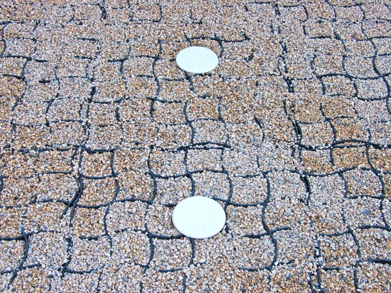 Nahaufnahme der mit Kies befüllten Bodengitter für eine stabile Fläche.