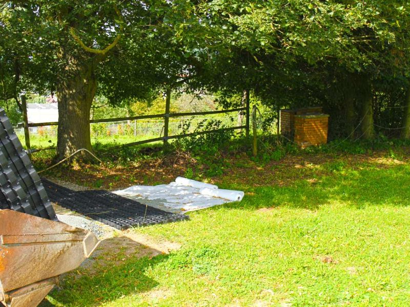 Befestigung des Bodens rund um den Futterplatz für Pferde mit dem Bodengitter BG50