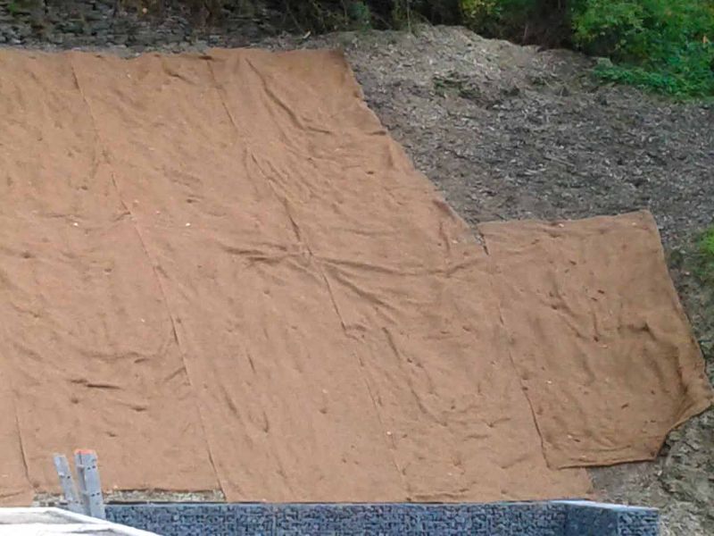 Verlegung der Böschungsmatte BMK350 als Erosionsschutz zur Hangsicherung