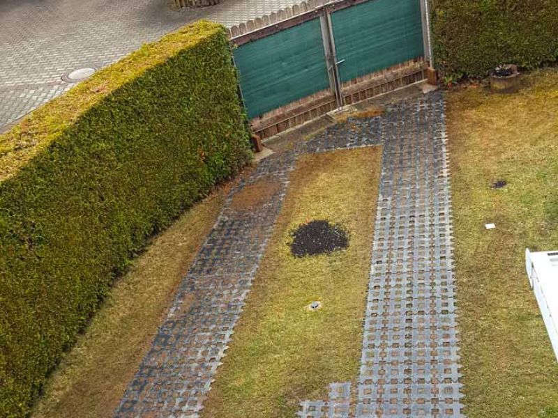 Befestigte Fahrspuren für ein Wohnmobil-Stellplatz mit dem Rasengitterstein RGS35 aus Kunststoff