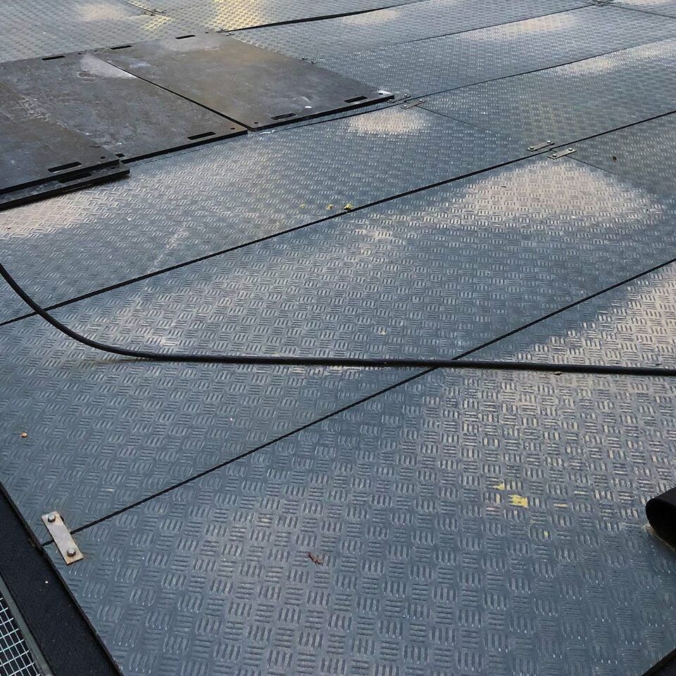 Kunststoff Verbinder zum verbinden und koppeln von Fahrplatten bzw. Bodenschutzplatten als Fahrspur, Fahrstrasse, Baustrasse auf festen, harten Böden.