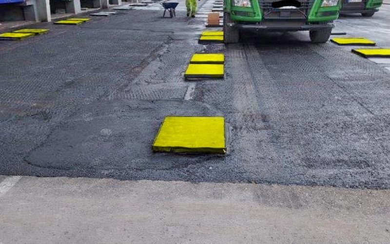 Lastverteilplatten statt Asphalt als dauerhaft druckstabiler Untergrund für die Stützen von Wechselbrücken