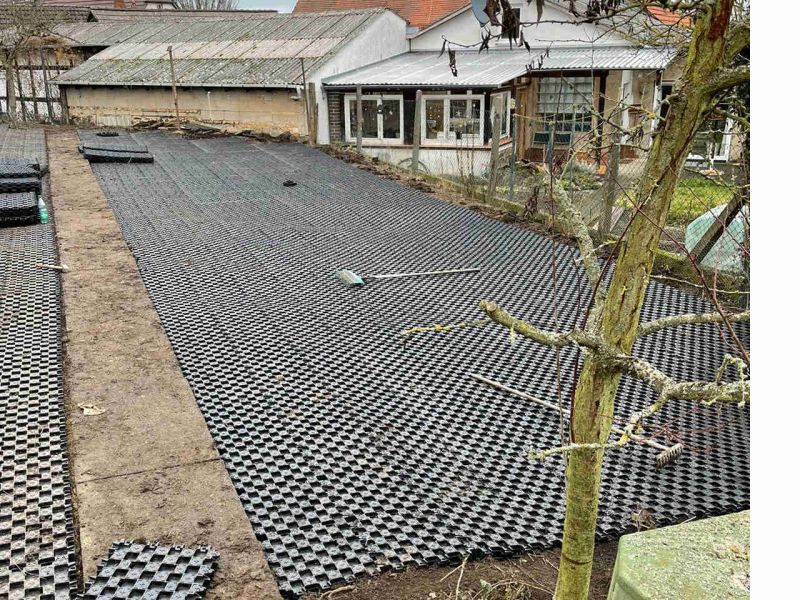 Sind Paddockplatten, die den Boden befestigen und abdecken, eine sinnvolle Lösung gegen das Aufwühlen und Scharren von Hühnern? Kurz und Knapp...