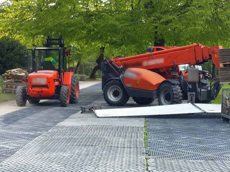Fahrplatten zum Schutz des Rasen im Schlosspark Heidelberg für ein Event