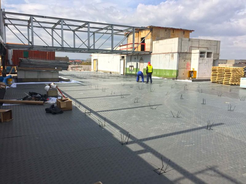 e:tek Fahrplatten aus Kunststoff zum Schutz des Boden und Parkhausboden eines im Neubau befindlichen Einkaufscenter (Shoppingmall / Arkade) in Bielefeld.
