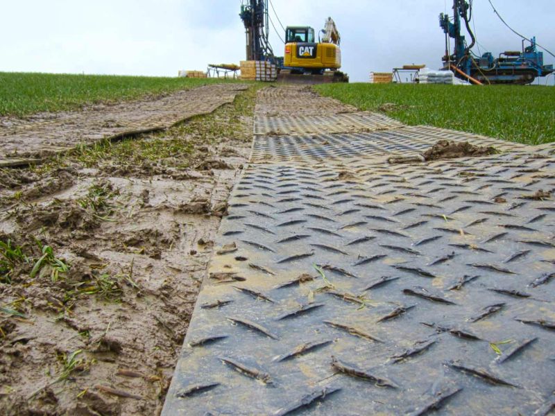 Fahrstrasse für geologische Bohrungen im Gelände mit Bodenschutzplatten