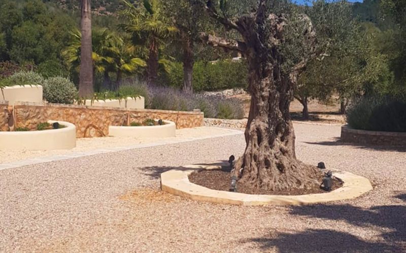 Gestaltung des Einfahrtbereichs einer Finka in Mallorca mit dem Kiesgitter KG30 16 referenz
