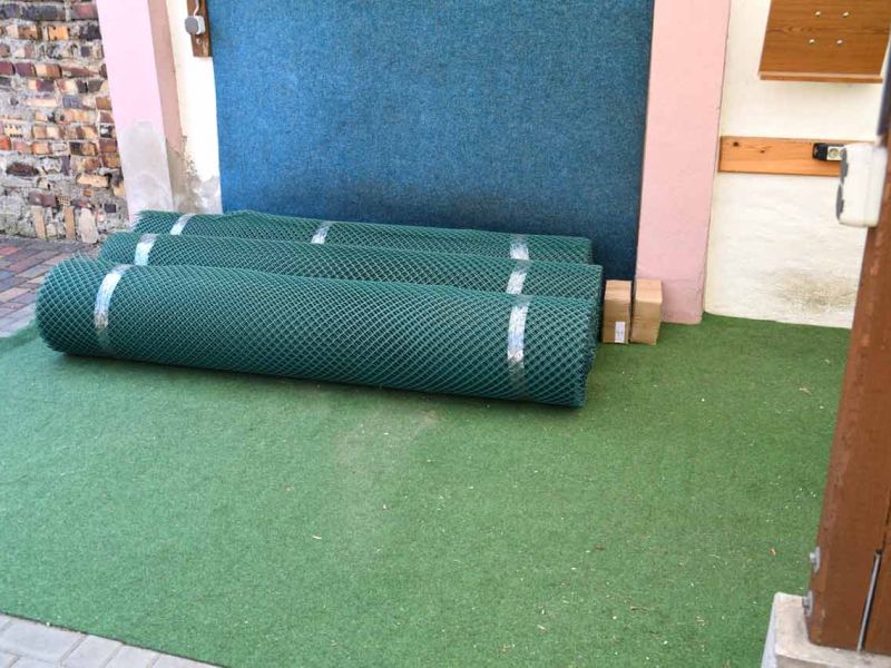 Wühlschutz und Buddelschutz für Hunde im Garten mit dem Rasennetz RN450