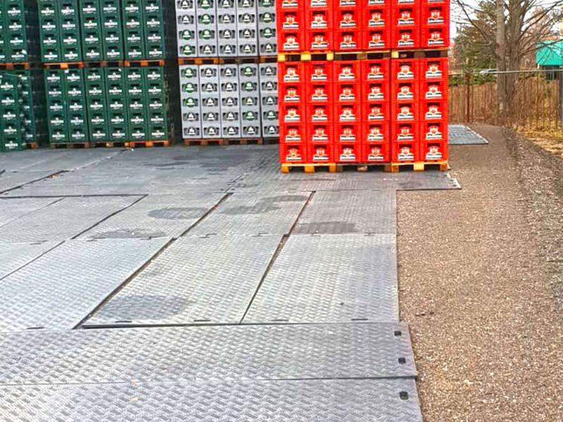 Temporäre Lagerfläche zum befahren mit Transportfahrzeugen mit den e:tek PRO Langen Fahrplatten