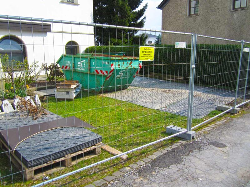 Fahrplatten als Containerstellplatz bei Gebäudesanierung