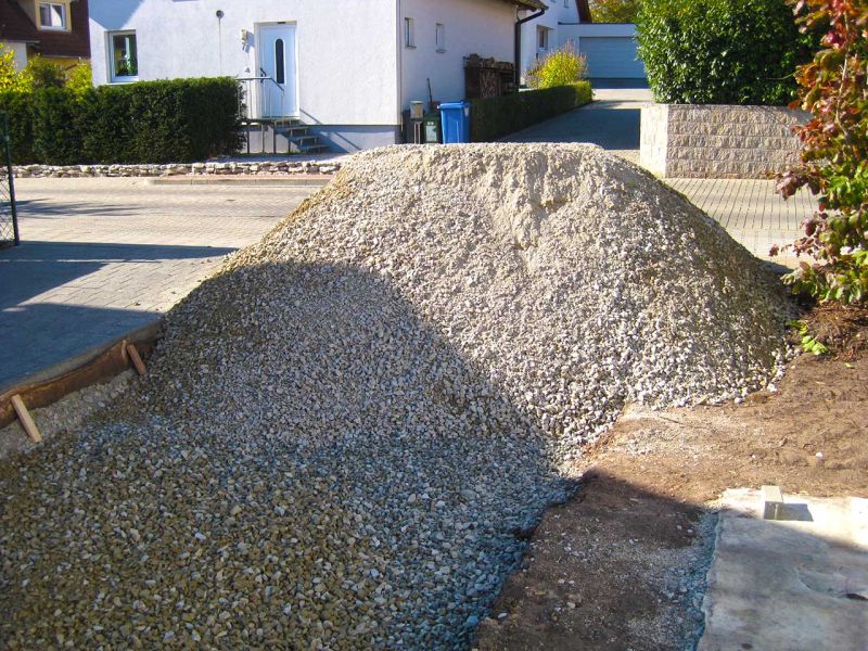 Umgestaltung einer Rasenfläche in eine befestigte und befahrbare Hof- und Gartenzufahrt mit der Kiesmatte KM30