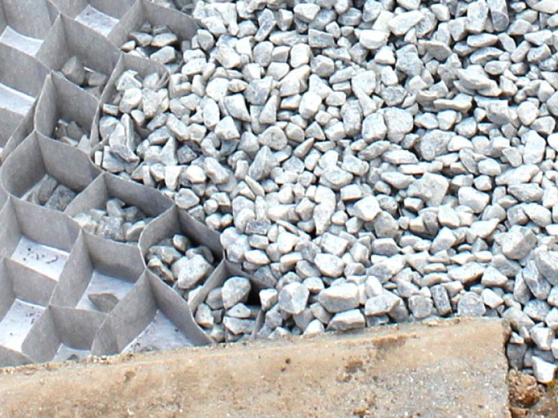 Verlegen von Kieswaben KW50 für einen stabilisierten Kiesweg im Garten