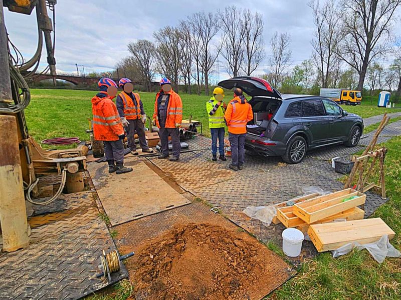Baustelle mit Bohrtechnik und Bodenschutzmaßnahmen auf Kunststoffplatten