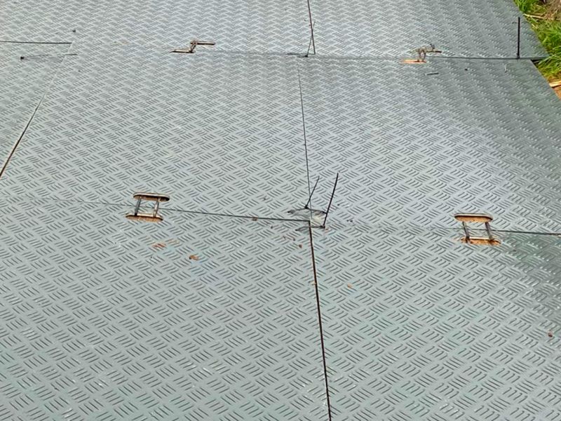 Detailaufnahme verbundener Kunststoffplatten als rutschfeste Übergangsfläche auf der Baustelle.