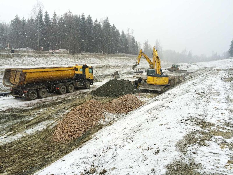 Mobile Baustrasse als Zufahrtslösung für LKW und Bagger im Straßenbau und Verkehrswegebau