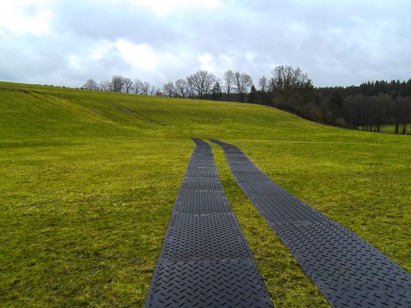 s:tek 48 Hochleistungs-Bodenschutzplatte als Mobile Baustraße beim Rohrleitungsbau bei Creußen in Bayern
