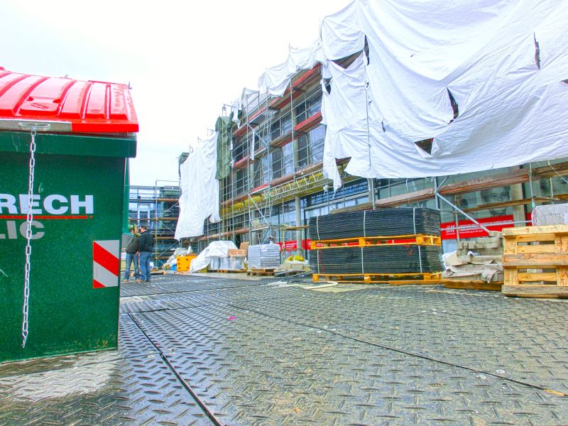 Bodenschutzplatten zum Schutz des Pflasters - Neubau in Bad Vilbel